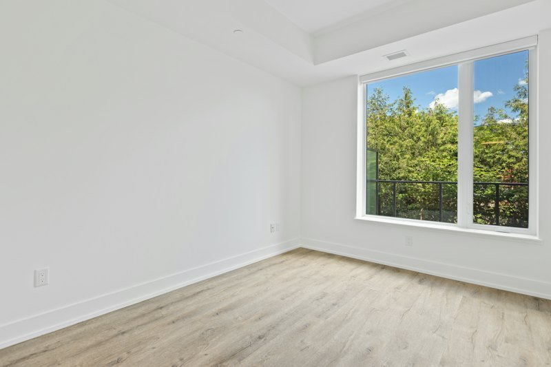 Frisch renovierter, leerer Raum mit großem Fenster